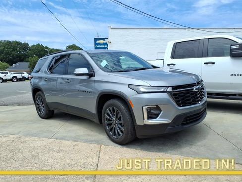Used 2023 Chevrolet Traverse RS FWD image 1
