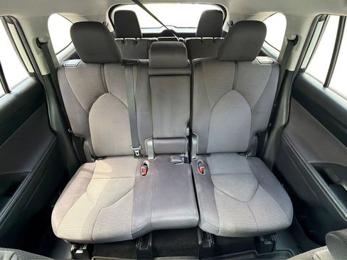 Used 2021 Toyota Highlander L FWD image 13