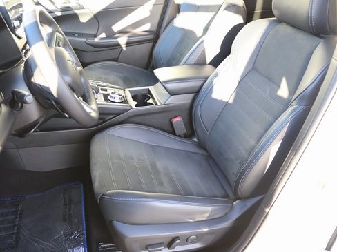 Used 2024 Mitsubishi Outlander 4WD Plug-In Hybrid image 4