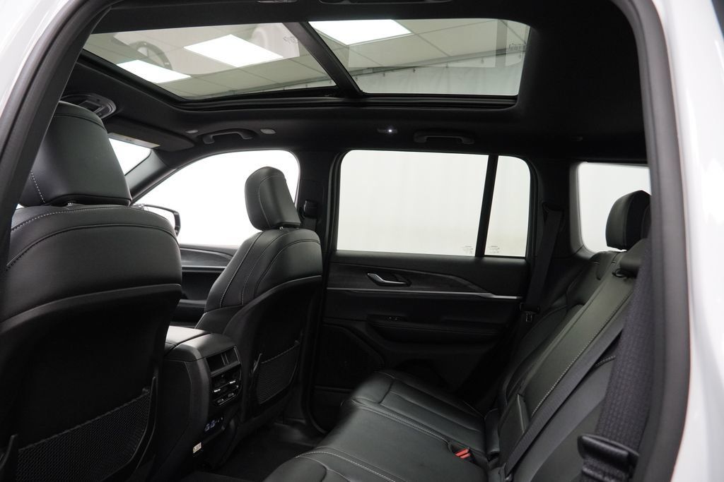Certified 2025 Jeep Grand Cherokee Limited AWD/4WD image 4