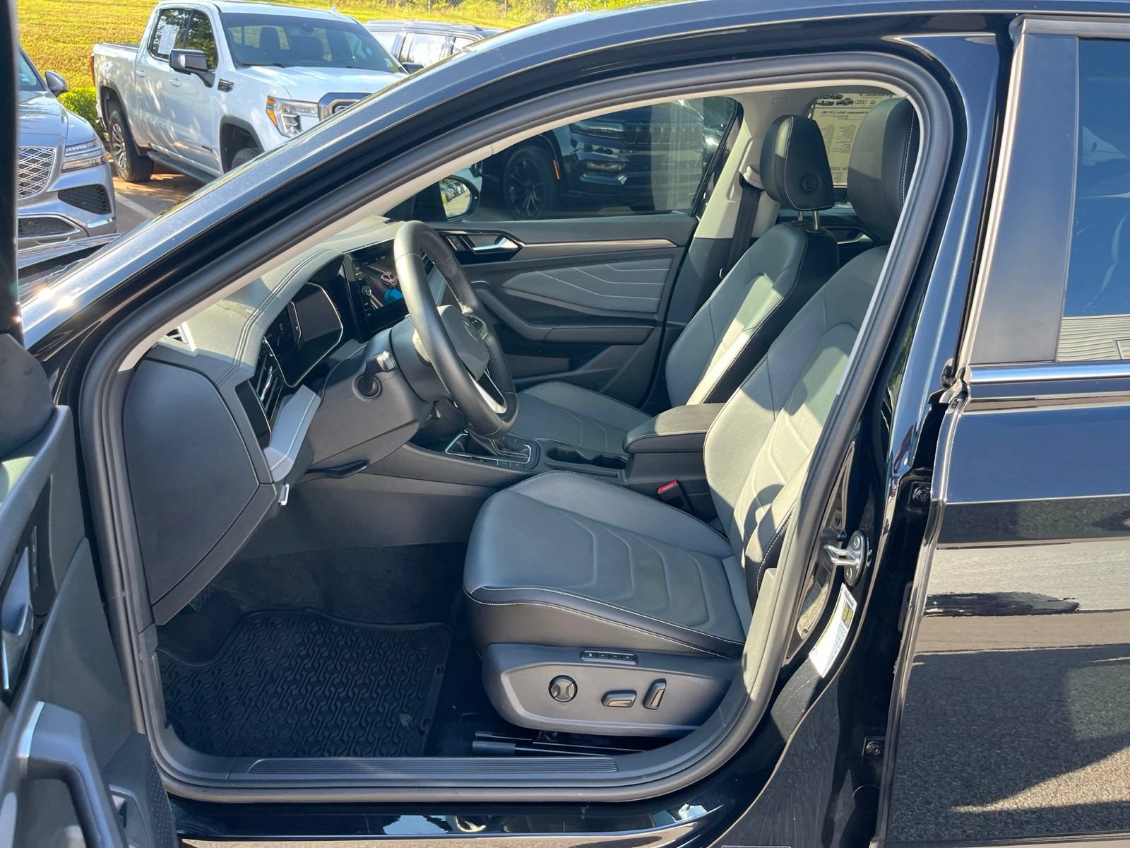 Used 2025 Volkswagen Jetta SEL FWD image 27