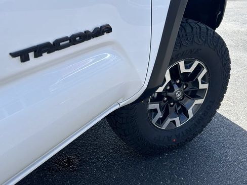 Used 2022 Toyota Tacoma TRD Off-Road w/ Technology Package AWD/4WD image 19