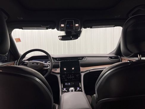 Used 2025 Jeep Grand Cherokee Summit w/ Luxury Tech Group V image 15