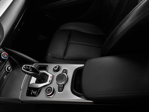 Used 2024 Alfa Romeo Stelvio Ti image 30