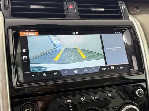 Used 2018 Land Rover Discovery HSE AWD/4WD image 36