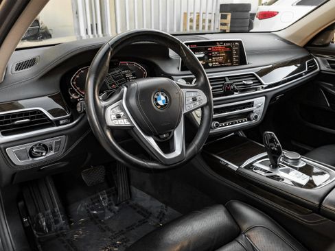 Used 2021 BMW 750i xDrive image 2