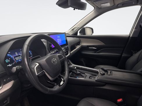 Used 2024 Toyota Grand Highlander AWD image 9