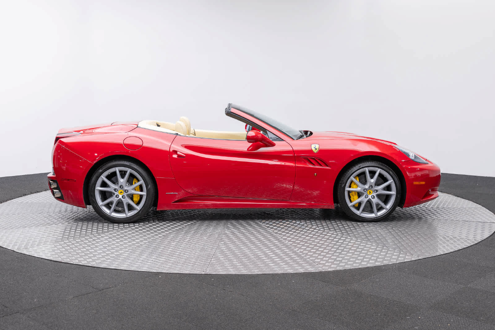 Used 2010 Ferrari California RWD image 56