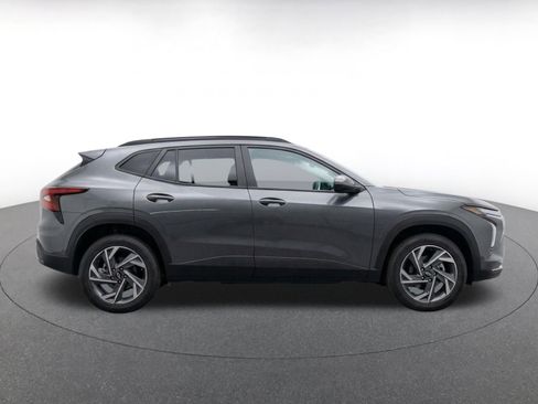 Used 2025 Chevrolet Trax LT FWD image 10