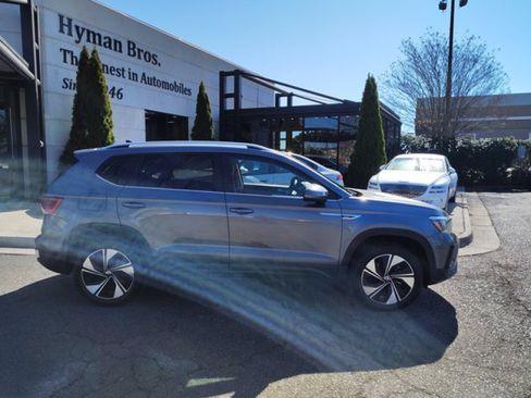 Used 2024 Volkswagen Taos SE w/ Panoramic Sunroof Package AWD/4WD image 2