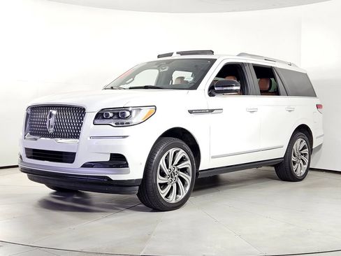 Used 2022 Lincoln Navigator Reserve image 2