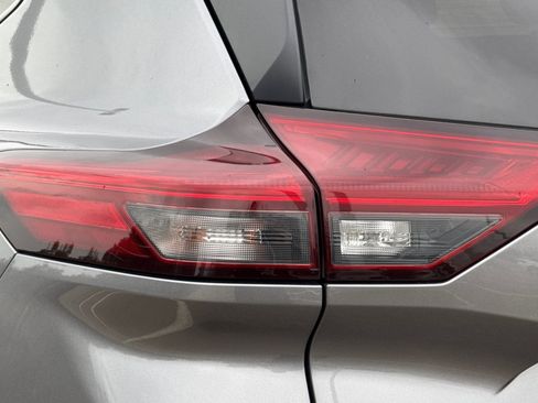 Used 2024 Nissan Rogue SV image 48