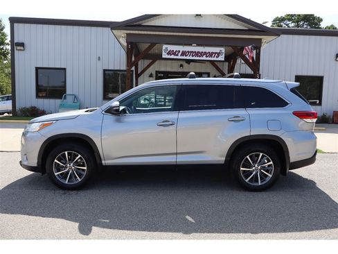 Used 2019 Toyota Highlander XLE AWD/4WD image 2