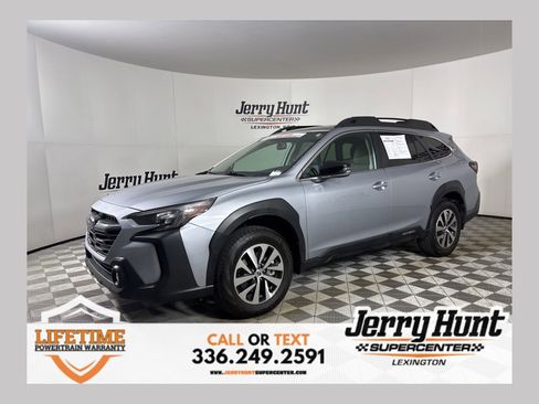 Used 2025 Subaru Outback Premium AWD/4WD image 1