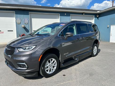 Used 2022 Chrysler Pacifica Touring-L FWD image 1