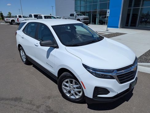 Used 2022 Chevrolet Equinox LS w/ LPO, Floor Liner Package AWD/4WD image 4