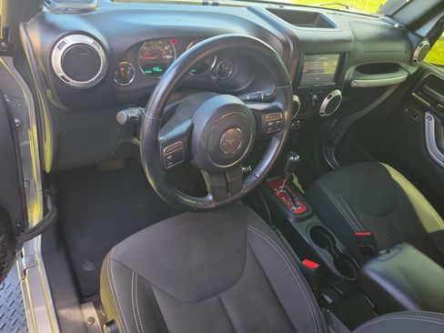 Used 2018 Jeep Wrangler Unlimited Sahara AWD/4WD image 10