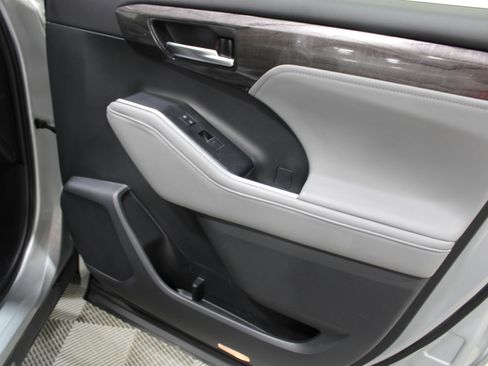 Used 2021 Toyota Highlander Limited image 28