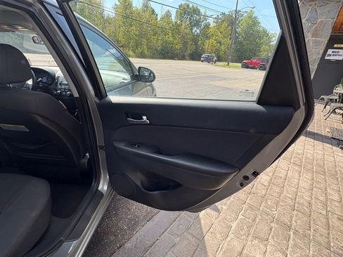 Used 2010 Hyundai Elantra SE image 16