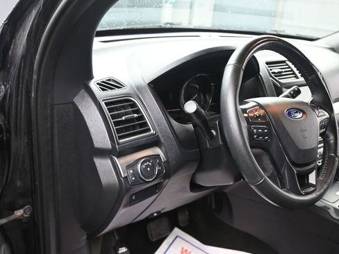 Used 2018 Ford Explorer XLT w/ Equipment Group 202A image 6
