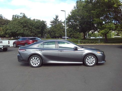 Used 2018 Toyota Camry LE FWD image 6