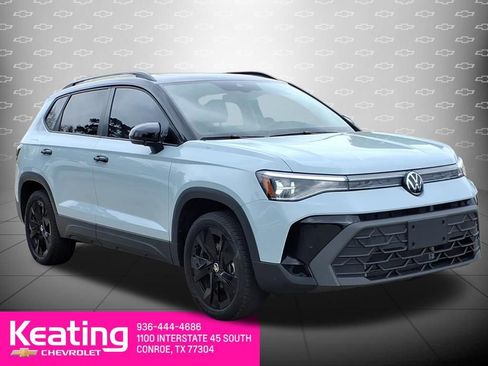 Used 2025 Volkswagen Taos SE FWD image 3