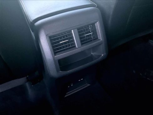 Certified 2022 Volkswagen Atlas Cross Sport SE image 27