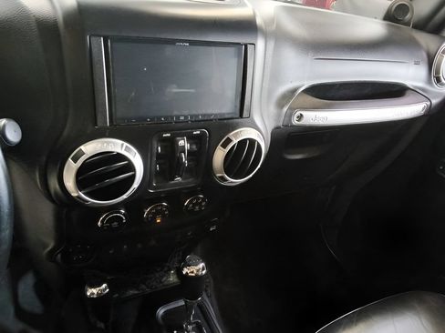 Used 2014 Jeep Wrangler Unlimited Sahara w/ Dual Top Group AWD/4WD image 18