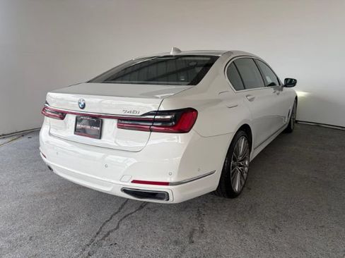 Used 2022 BMW 740i w/ Luxury Rear Seating Package RWD image 3