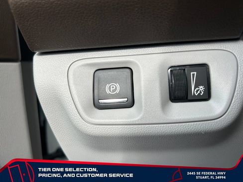 Used 2020 GMC Acadia SLT FWD image 18