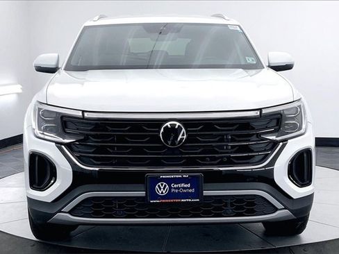 Used 2025 Volkswagen Atlas Cross Sport SE image 3