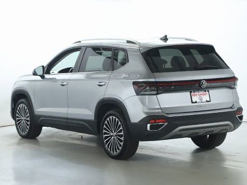 Used 2025 Volkswagen Taos SE FWD image 41