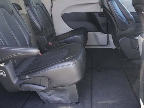 Used 2023 Chrysler Pacifica Touring-L image 29