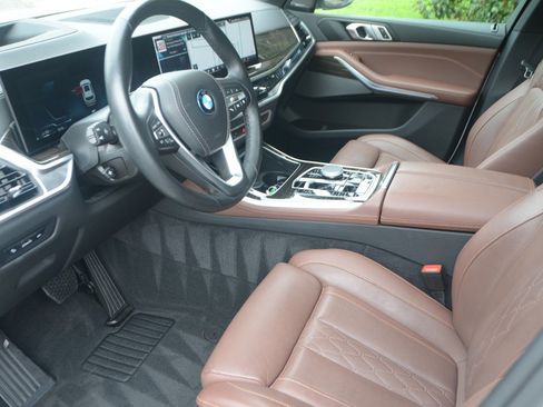 Used 2025 BMW X5 xDrive50e AWD/4WD image 2