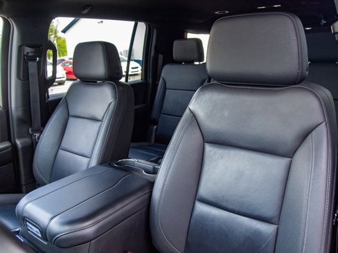 Used 2025 Chevrolet Suburban Z71 image 23