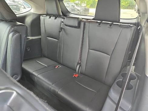 Used 2024 Toyota Highlander XLE FWD image 14