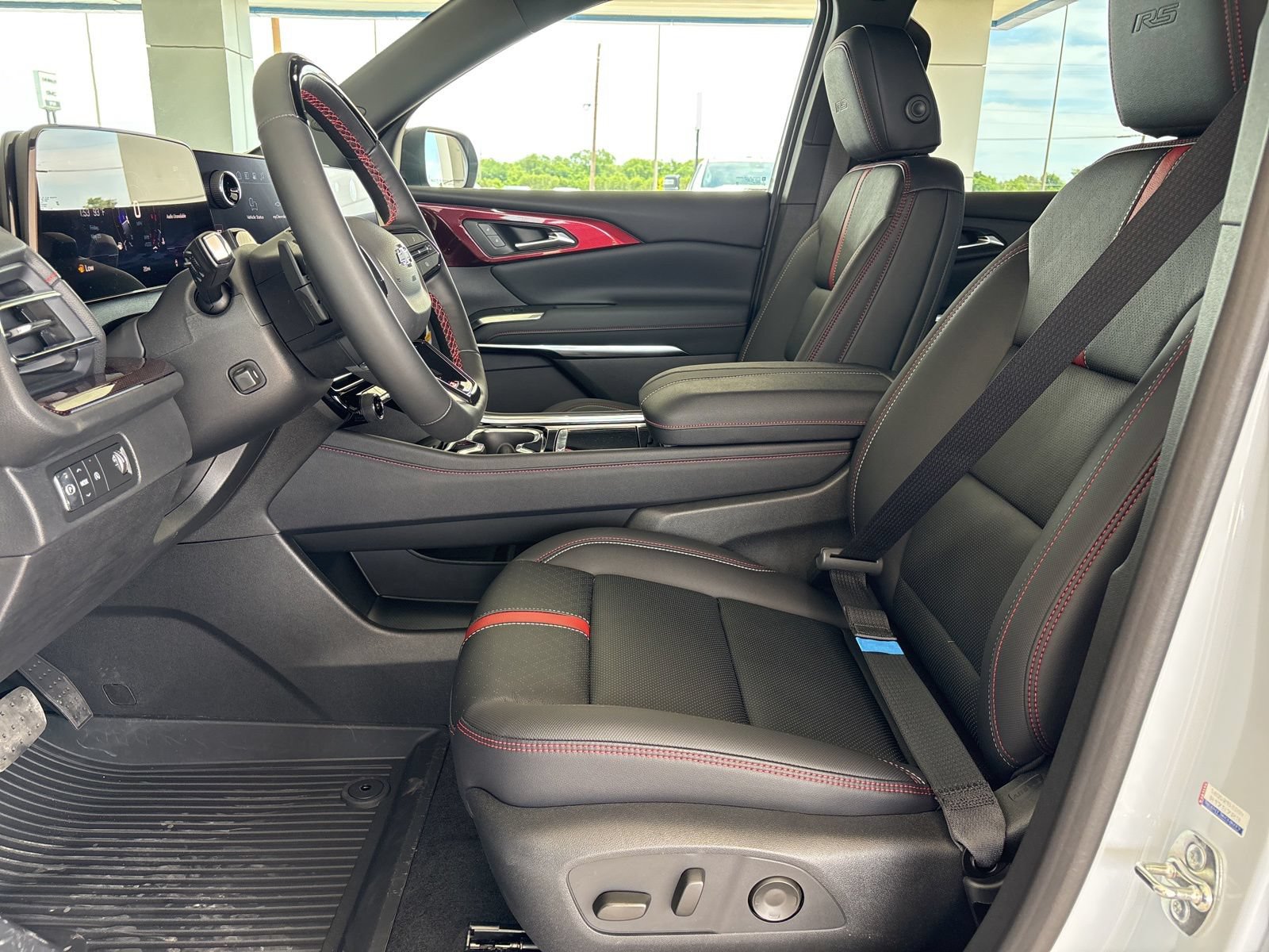 New 2026 Chevrolet Traverse RS w/ LPO, Floor Liner Package FWD image 16
