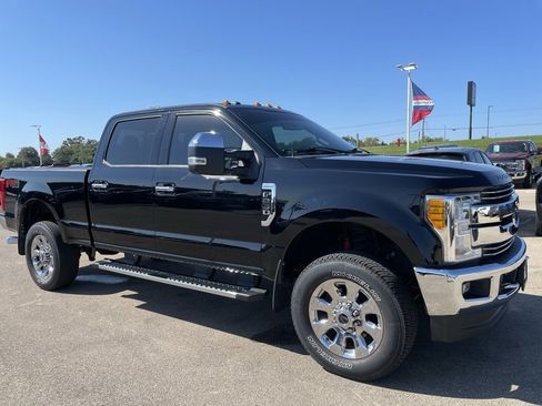 Used 2017 Ford F250 Lariat w/ Chrome Package image 2