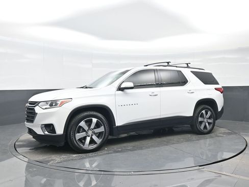 Used 2021 Chevrolet Traverse LT w/ LT Premium Package image 2