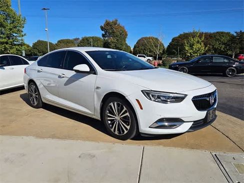 Used 2019 Buick Regal Preferred w/ Sights and Sounds Package image 2