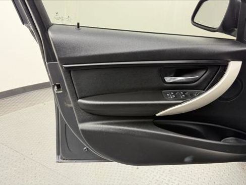 Used 2016 BMW 320i Sedan w/ Sport Package image 14