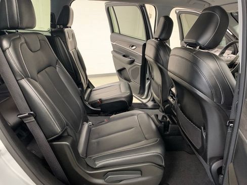 Used 2023 Jeep Grand Cherokee L Limited AWD/4WD image 10
