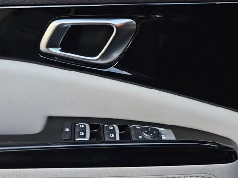 Used 2024 Kia Carnival EX image 25