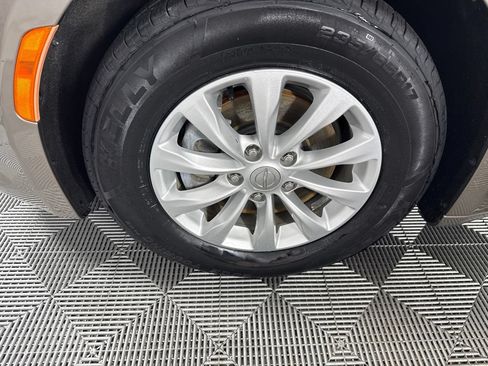 Used 2017 Chrysler Pacifica Touring-L FWD image 10