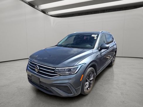 Used 2022 Volkswagen Tiguan SE w/ Panoramic Sunroof Package image 2