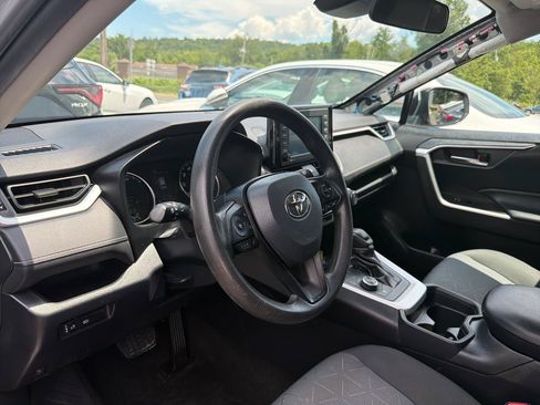 Used 2020 Toyota RAV4 XLE w/ Carpet Mat Package AWD/4WD image 17