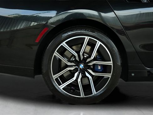 Used 2023 BMW 760i xDrive w/ Executive Package image 14