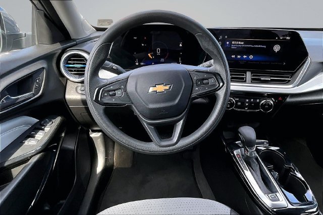 Used 2025 Chevrolet Trax LT FWD image 8