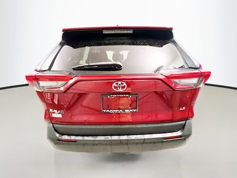 Used 2020 Toyota RAV4 LE FWD image 6