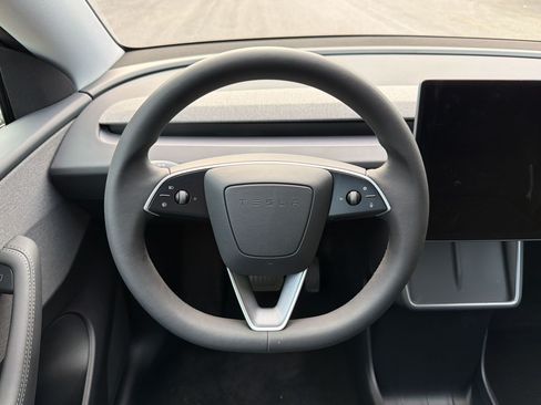 Used 2026 Tesla Model Y 2WD image 11